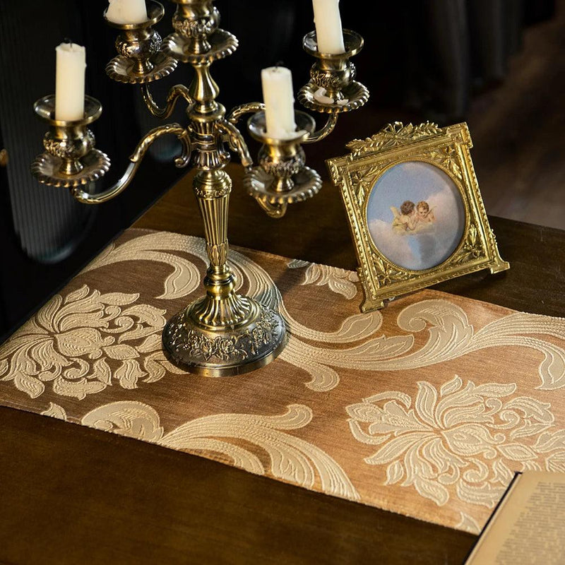 Caminho de Mesa Jacquard Bordado.