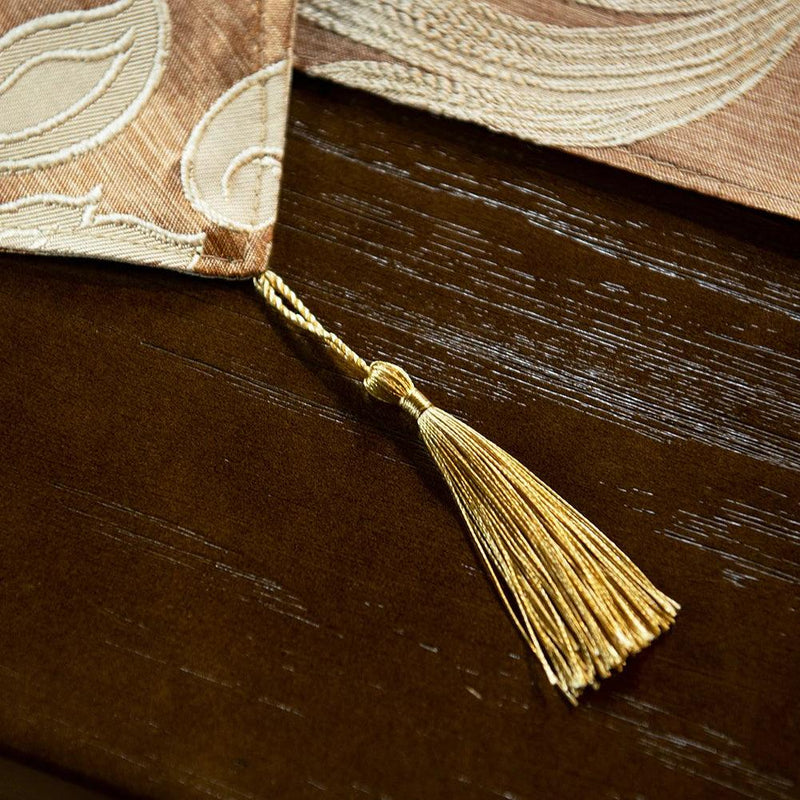 Caminho de Mesa Jacquard Bordado.