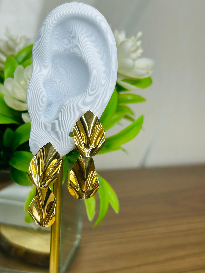 Brinco Folhas Pinçadas Banhada em Ouro 18k