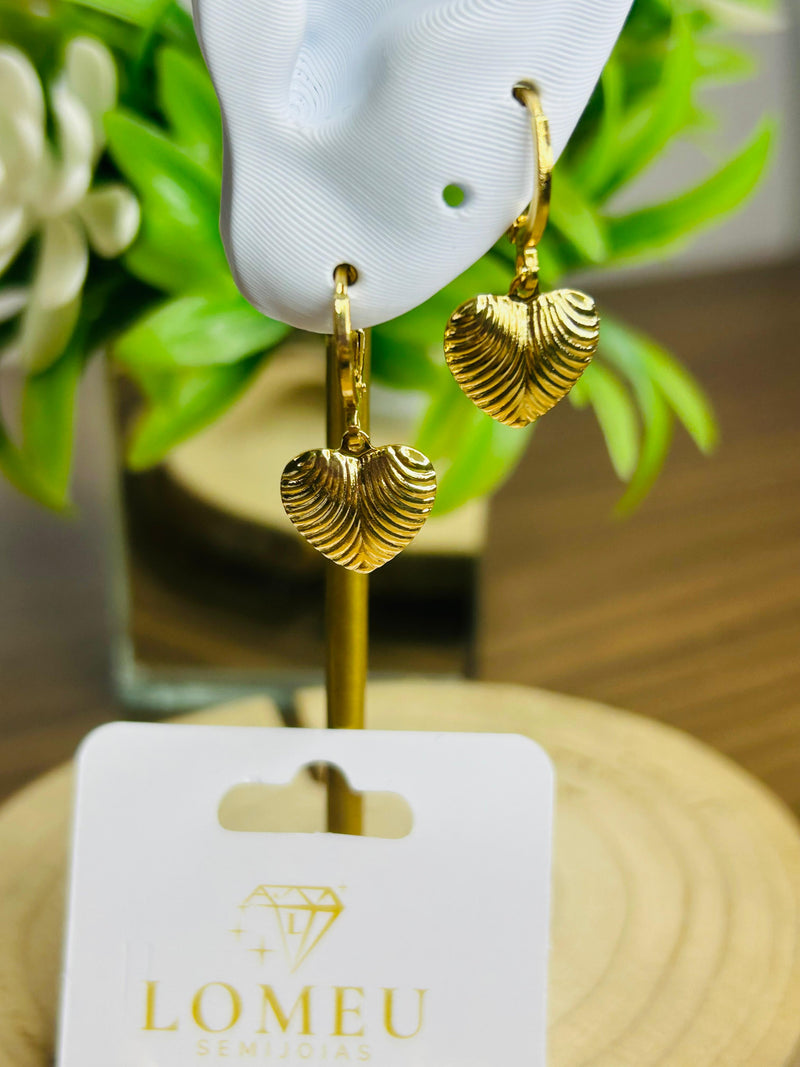 Brinco Argolinha Coração Abaulado Riscado Banhado em Ouro 18k
