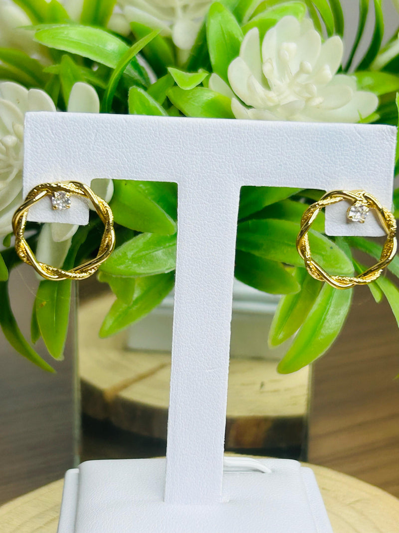 Brinco Arco Vazado Trançado com Pedra Banhado em Ouro 18k