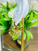 Brinco Argolinha em V com Pedrinhas Banhado a Ouro 18k