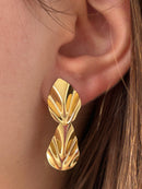 Brinco Folhas Pinçadas Banhada em Ouro 18k