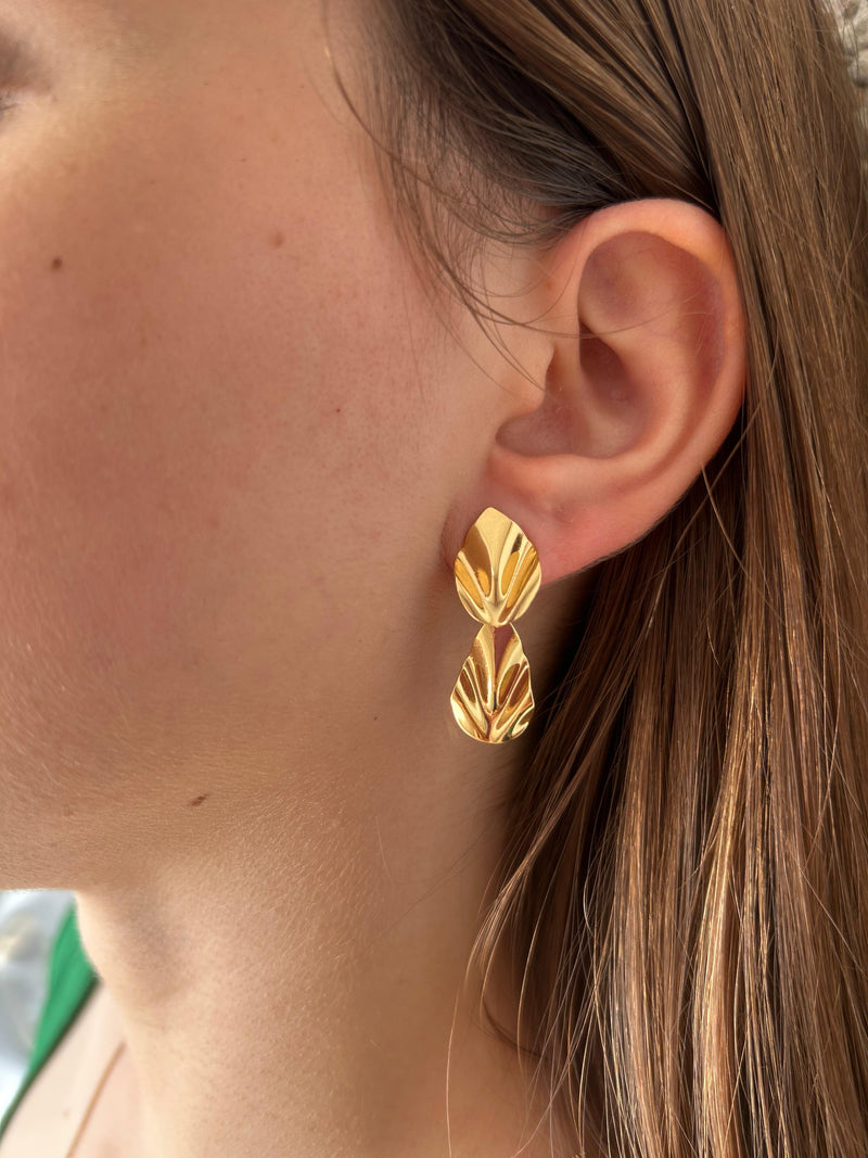 Brinco Folhas Pinçadas Banhada em Ouro 18k