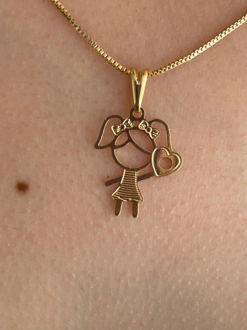 Corrente com Pingente Menina Feliz Banhado em Ouro 18k
