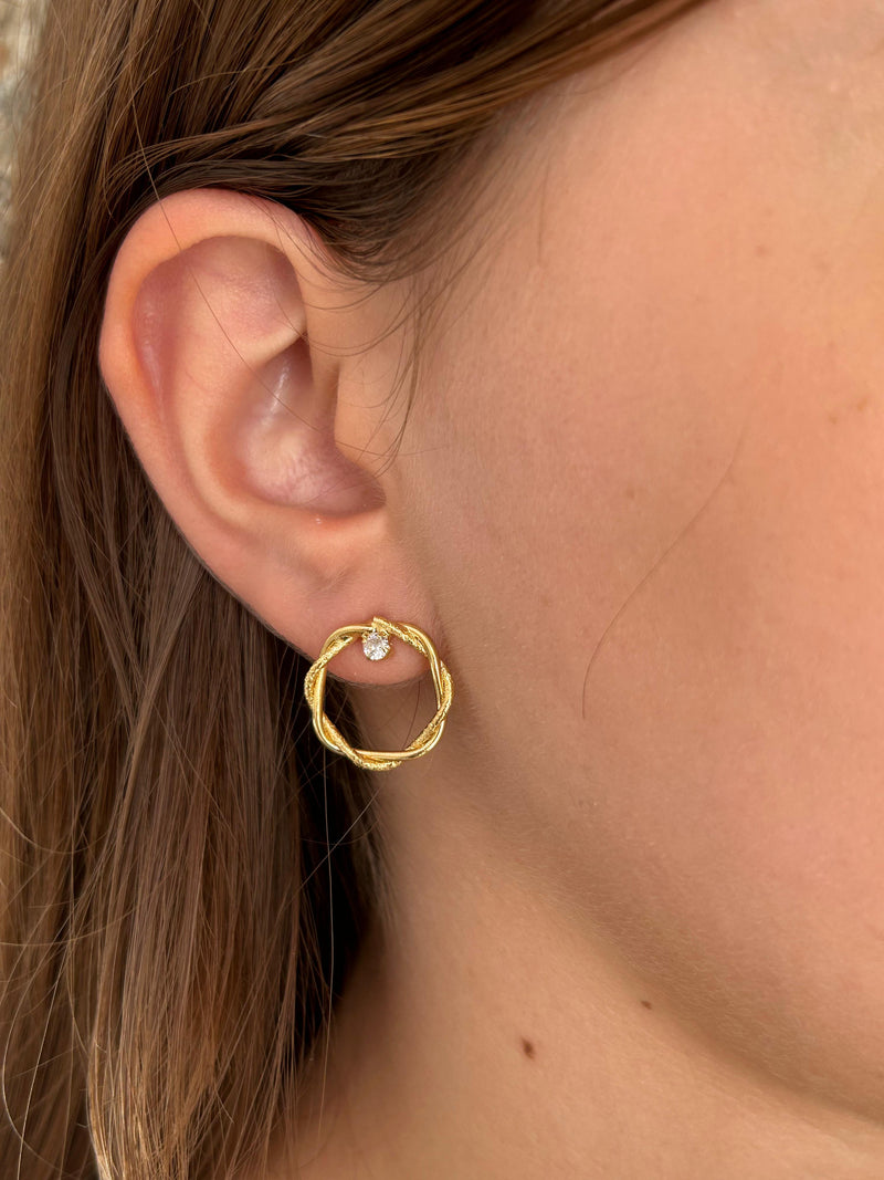 Brinco Arco Vazado Trançado com Pedra Banhado a Ouro 18k