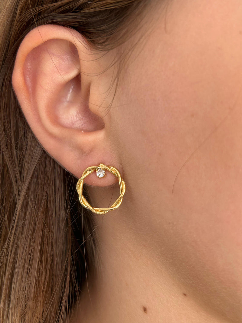 Brinco Arco Vazado Trançado com Pedra Banhado a Ouro 18k