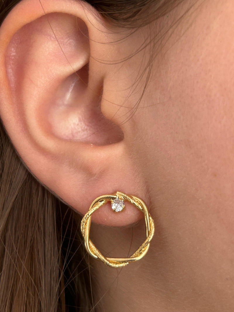 Brinco Arco Vazado Trançado com Pedra Banhado a Ouro 18k