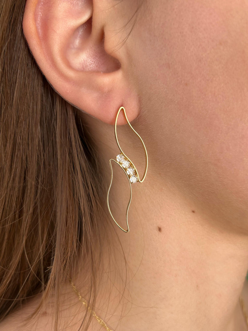 Brinco Folhas Abertas Com Pedras Banhado a Ouro 18k