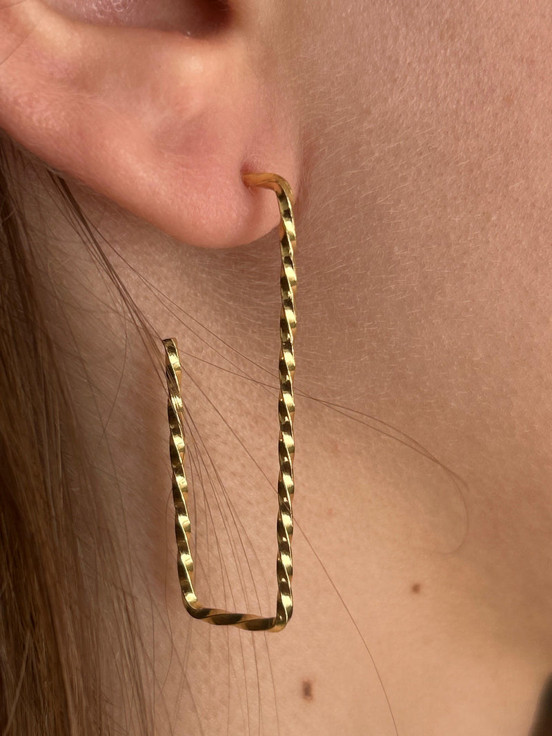 Brinco Argola Retangular Retorcida Banhada a Ouro 18k