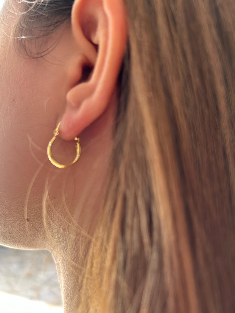 Brinco Argolinha Lisa Oval Banhado a Ouro 18k