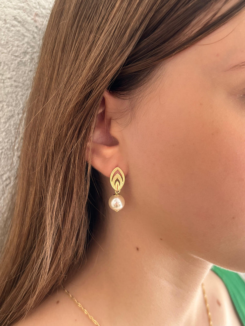 Brinco Pérola Base Vazada Banhado a Ouro 18k