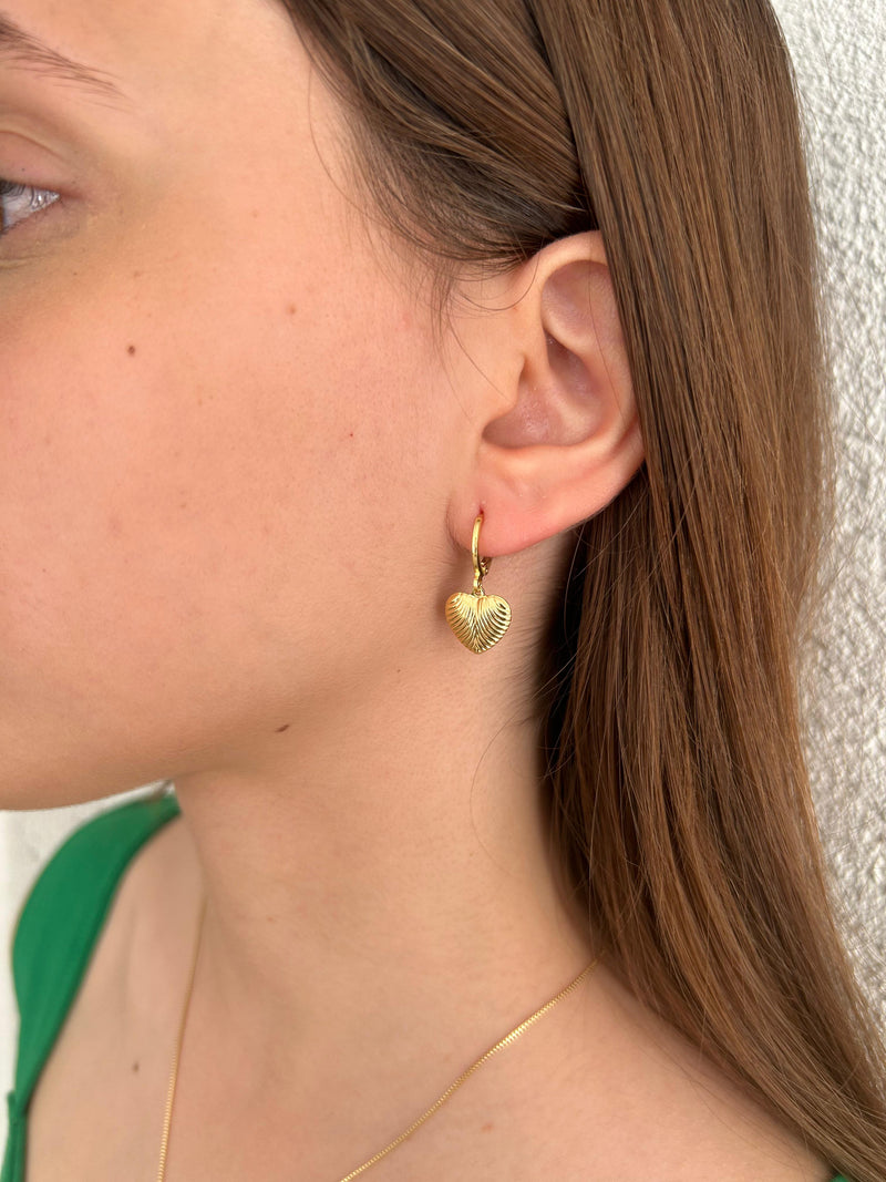 Brinco Argolinha Coração Abaulado Riscado Banhado a Ouro 18k