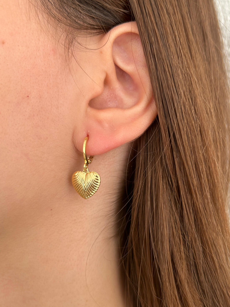 Brinco Argolinha Coração Abaulado Riscado Banhado a Ouro 18k