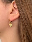 Brinco Argolinha Coração Abaulado Riscado Banhado a Ouro 18k