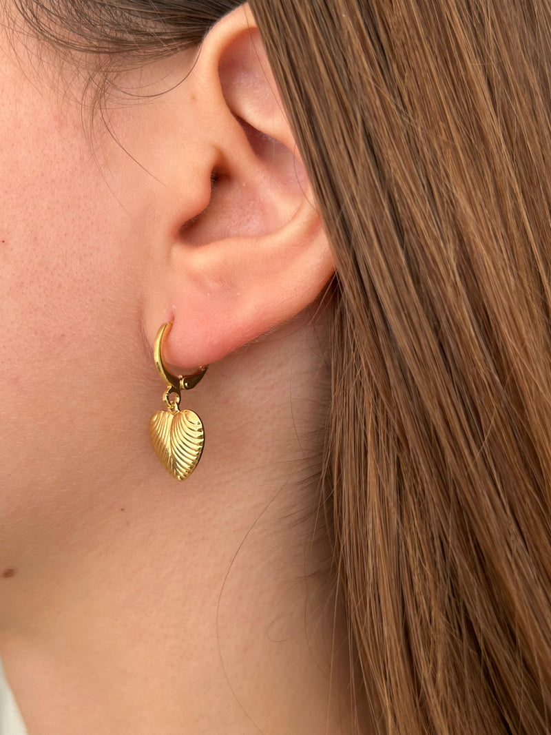 Brinco Argolinha Coração Abaulado Riscado Banhado a Ouro 18k