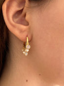 Brinco Argolinha em V com Pedrinhas Banhado a Ouro 18k