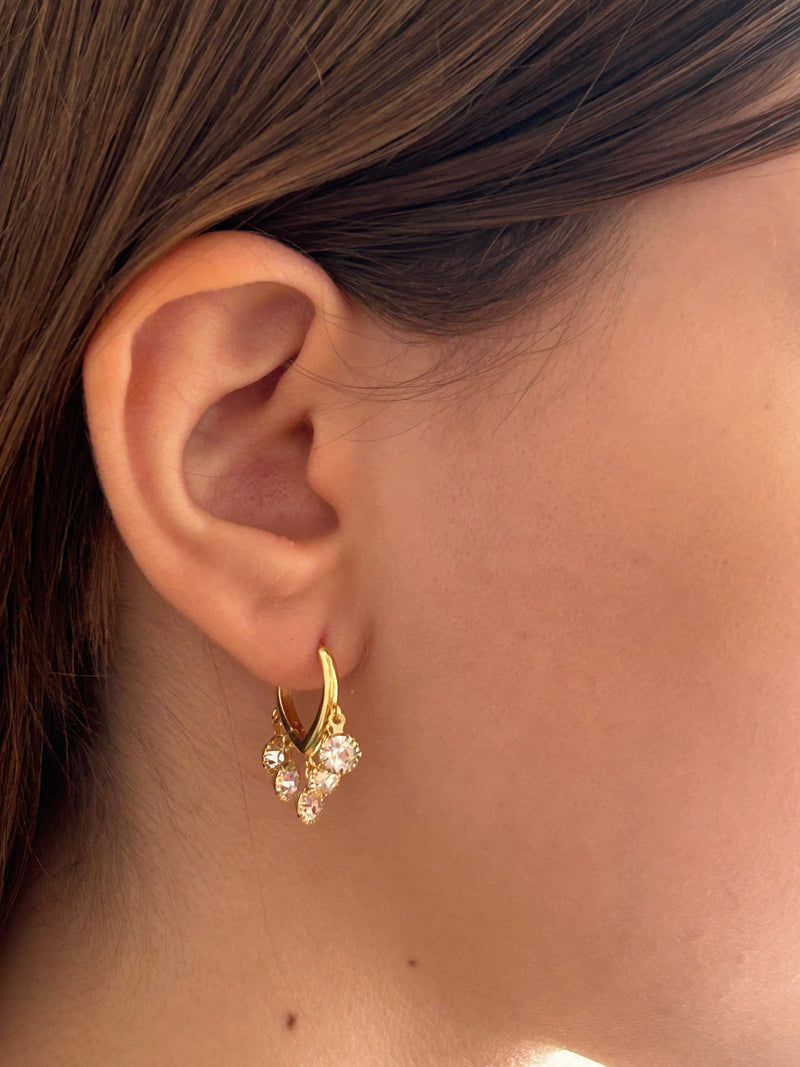 Brinco Argolinha em V com Pedrinhas Banhado a Ouro 18k