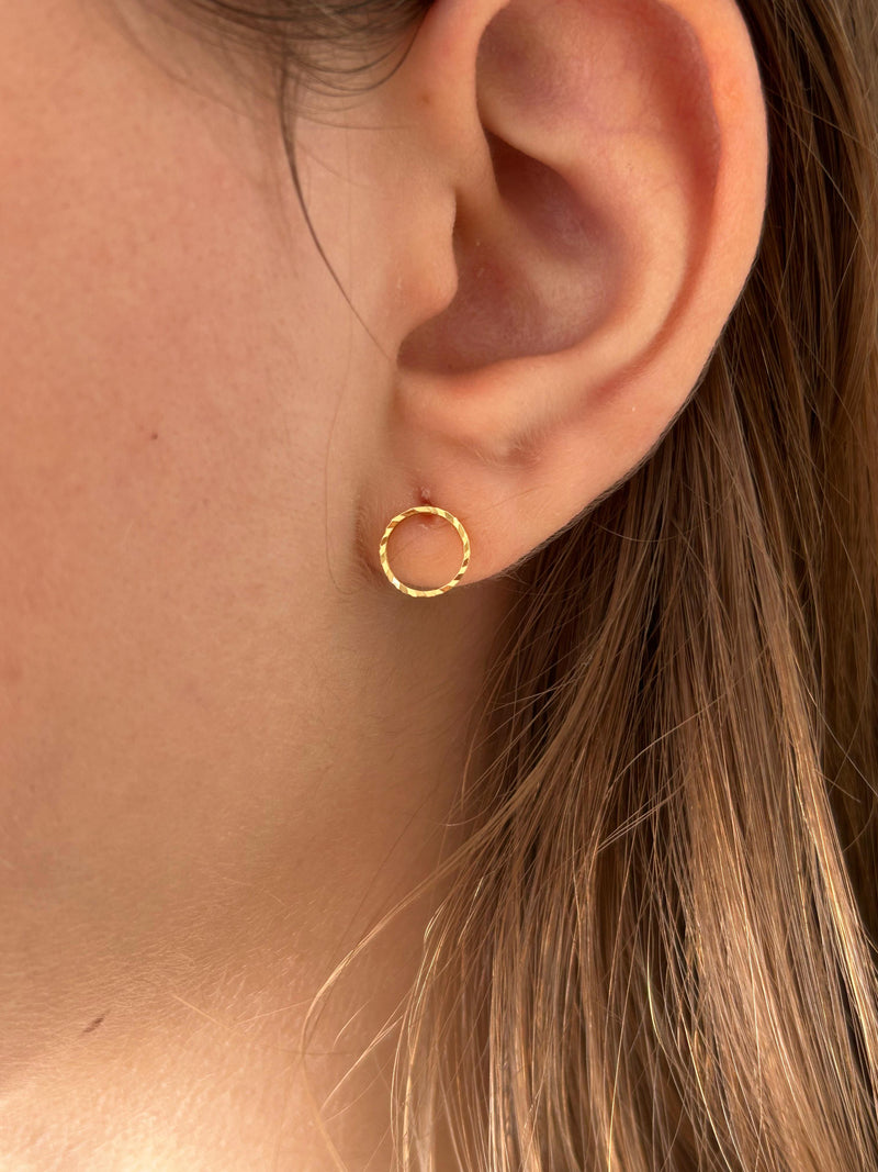 Brinco Mini Arco Escovado Banhado a Ouro 18k