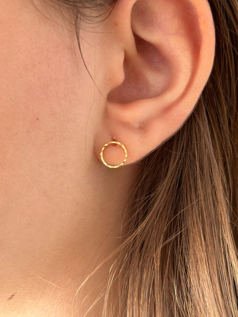 Brinco Mini Arco Escovado Banhado a Ouro 18k