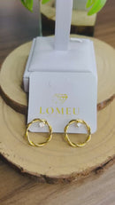 Brinco Arco Vazado Trançado com Pedra Banhado a Ouro 18k