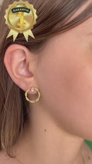 Brinco Arco Vazado Trançado com Pedra Banhado a Ouro 18k