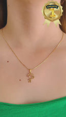 Corrente com Pingente Menina Feliz Banhado em Ouro 18k